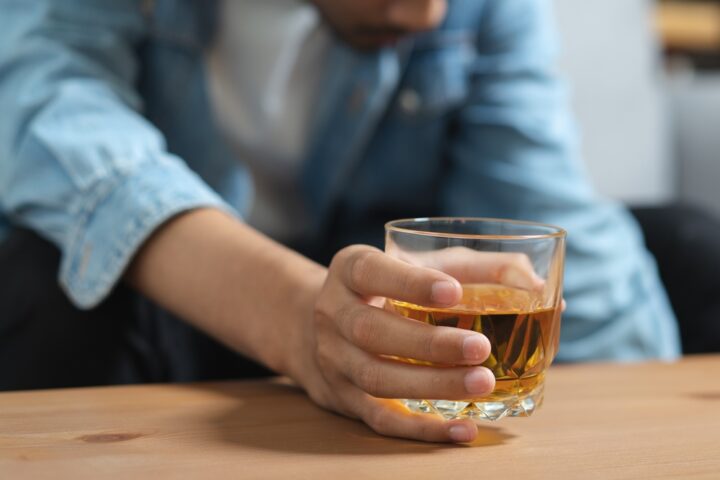 アルコールに依存しており、酔っ払うことが多い