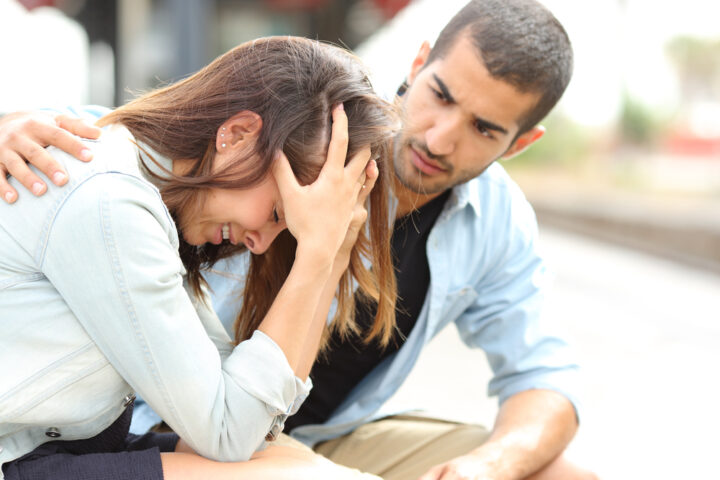 相手が落ち込んでいたら一生懸命励ます